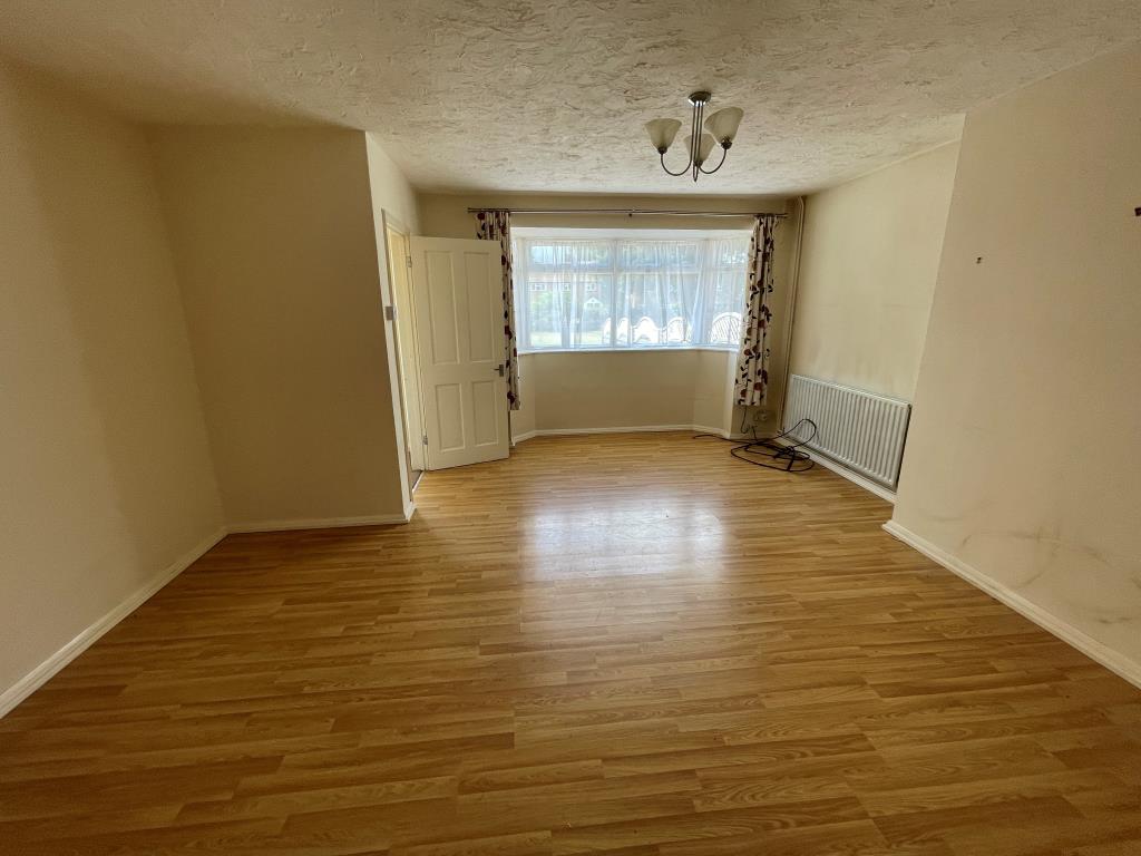 Lot: 8 - FIVE-BEDROOM SEMI-DETACHED HOUSE FOR IMPROVEMENT -
